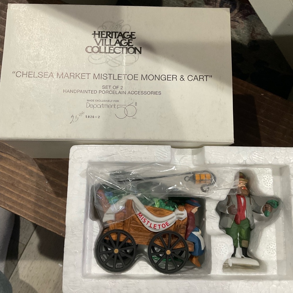 Heritage Village‎ Collection Mistletoe Monger & Cart Figurine dept 56 new
